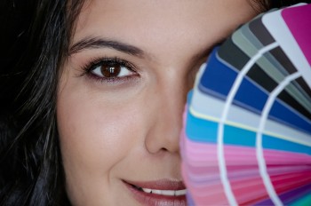 Как подобрать цвет футболки: база и тренды